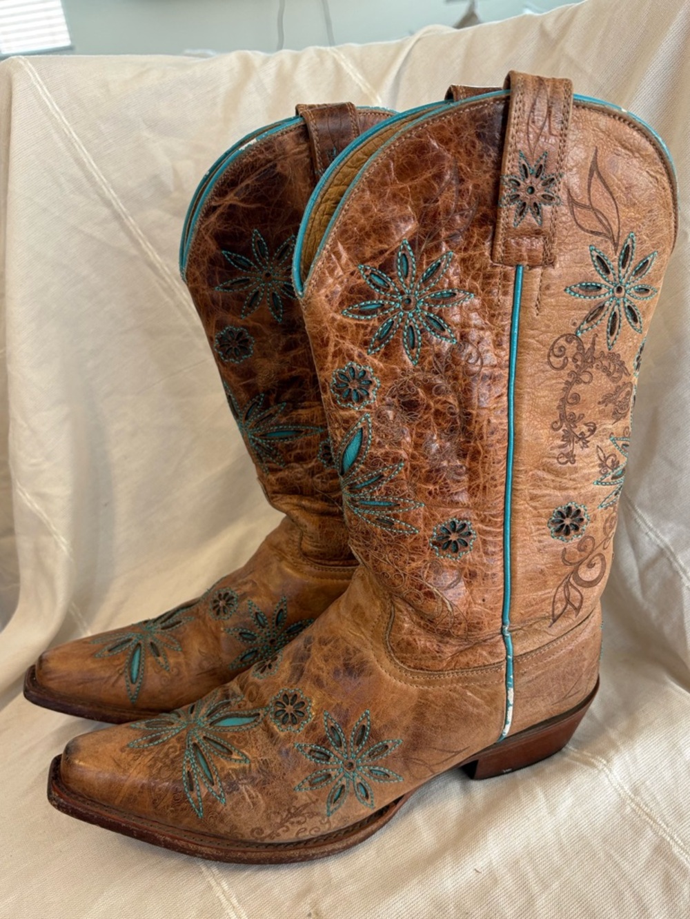 Shyanne Women's Floral Inlay
Boots Size 8.5